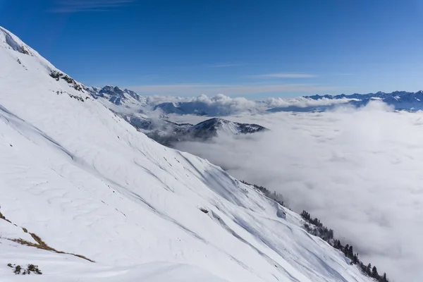 Vista de las montañas y el cielo azul sobre las nubes —  Fotos de Stock