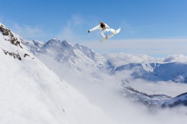 dağlar üzerinde uçan snowboarder
