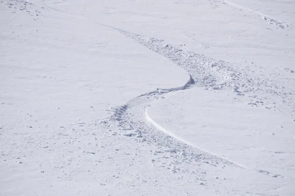 Faixas em uma encosta de montanha, freeride em neve profunda — Fotografia de Stock