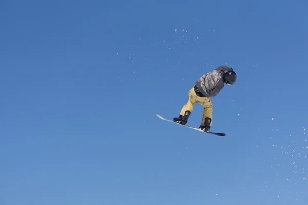 Snowboarder salta in Snow Park — Foto Stock