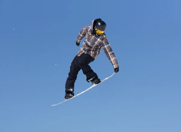 Snowboarder salta in Snow Park, aria grande — Foto Stock