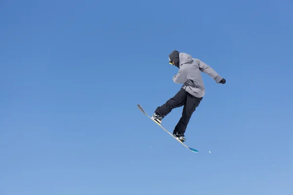 Snowboarder hopper i Snow Park - Stock-foto
