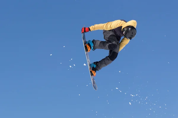 Snowboarder springt in Snowpark — Stockfoto