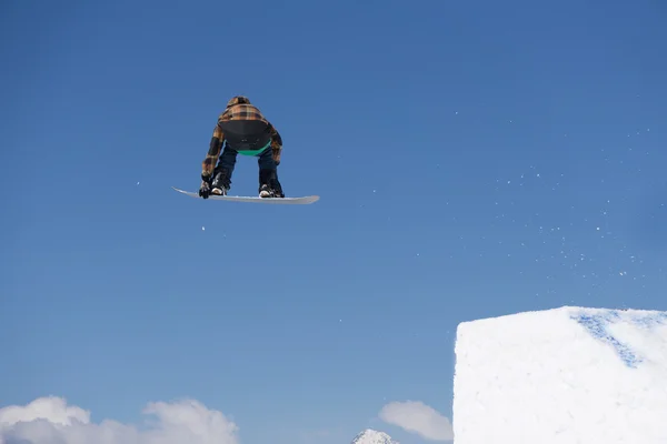 Snowboardåkare hoppar i Snow Park — Stockfoto