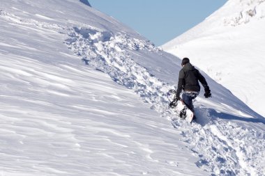 Karlı bir dağ tırmanma snowboard