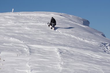 Karlı bir dağ tırmanma snowboard