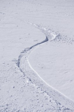 Bir dağ yamacında, freeride derin karda izler