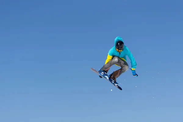Snowboarder salta en Snow Park — Foto de Stock