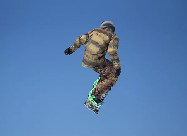 Snowboarder salta em Snow Park — Fotografia de Stock