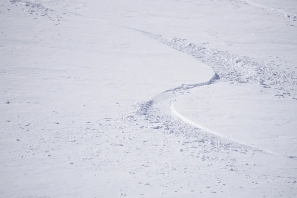 Spår på ett berg lutning, freeride i djup snö — Stockfoto