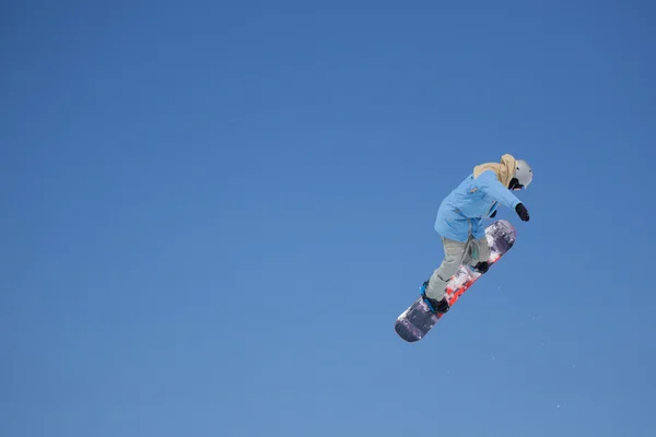 Сноубордист стрибає в сніговий парк — стокове фото