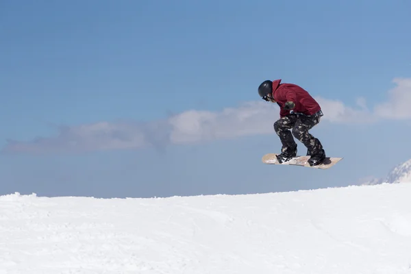 Snowboardista skoky ve Snowparku — Stock fotografie