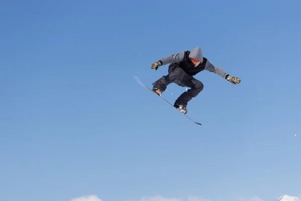 Snowboardzista skacze w Snow Park — Zdjęcie stockowe