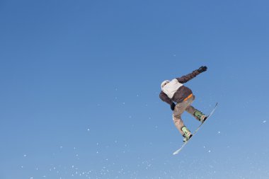 Snowboard atlar kar Park