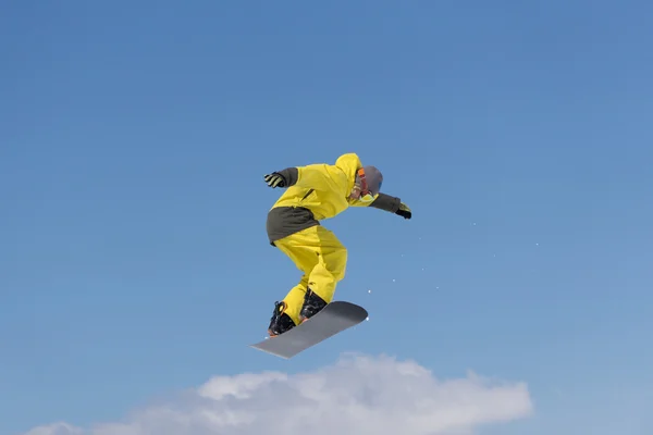 Snowboarder springt im Snowpark — Stockfoto