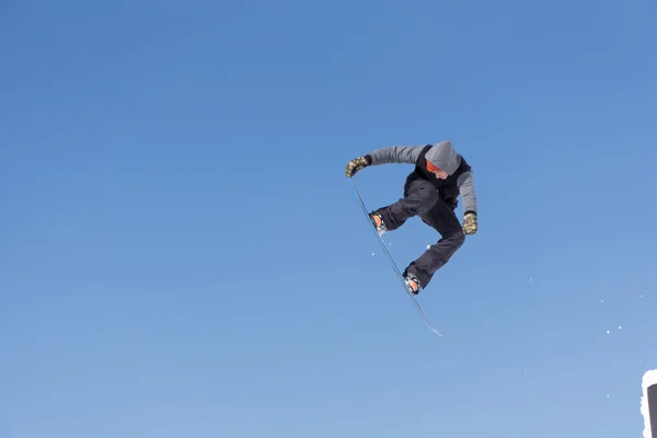 스노우 파크의 snowboarder 점프 — 스톡 사진