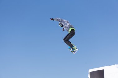Snowboard atlar kar Park