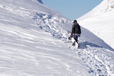 Karlı bir dağ tırmanma snowboard