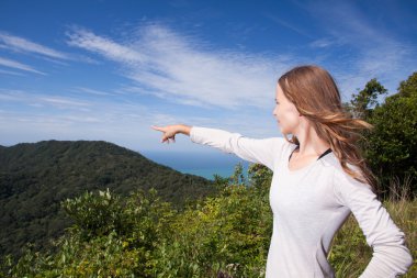 Kız mesafe içine tepe noktasında duruyor