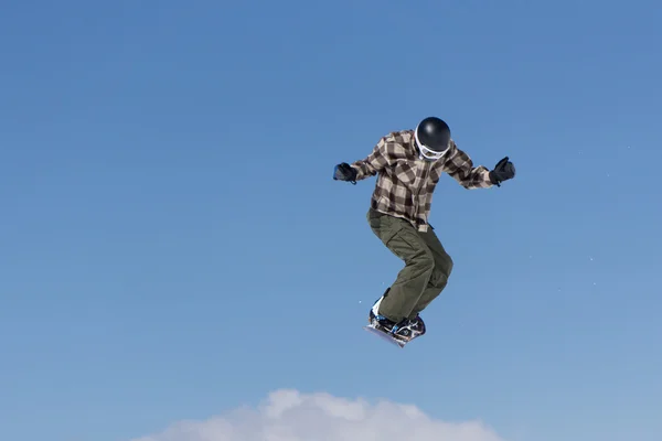 Snowboarder salta em Snow Park — Fotografia de Stock