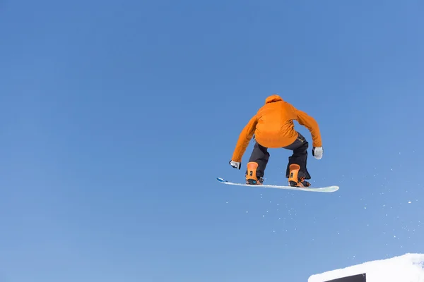 Snowboarder άλματα στο πάρκο χιόνι — Φωτογραφία Αρχείου