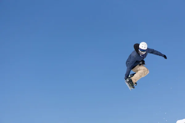 Snowboarder saute dans Snow Park — Photo