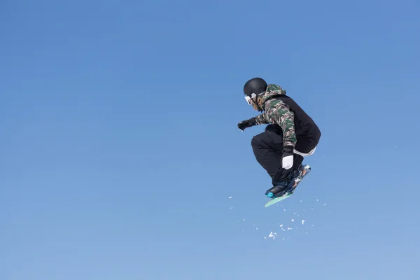 Snowboarder salta in Snow Park — Foto Stock