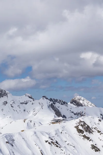 Nuvoloso paesaggio montano di Krasnaya Polyana, Russia — Foto Stock