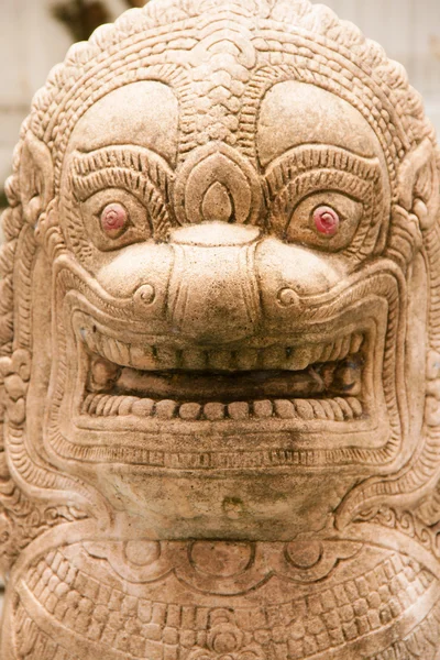 Estátua de uma criatura semelhante a um leão na Tailândia — Fotografia de Stock
