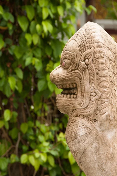 Statue eines löwenähnlichen Wesens in Thailand — Stockfoto