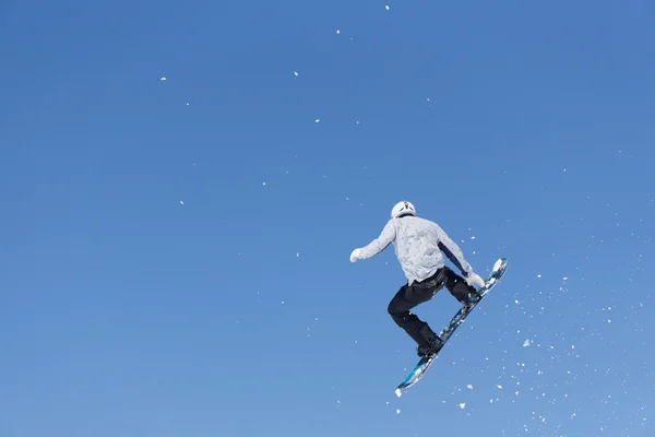 Snowboarder salta in Snow Park — Foto Stock