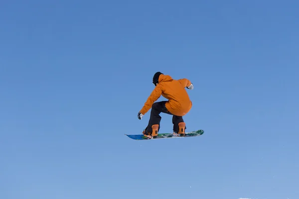 स्नोबोर्डर स्नो पार्कमध्ये उडी — स्टॉक फोटो, इमेज