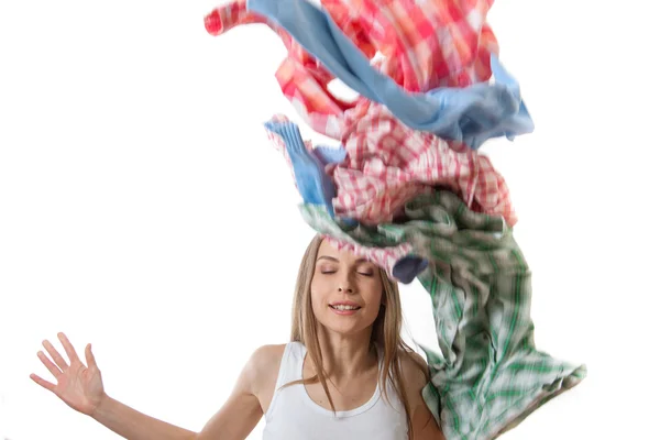 Mulher joga uma pilha de roupas, isolado em branco — Fotografia de Stock