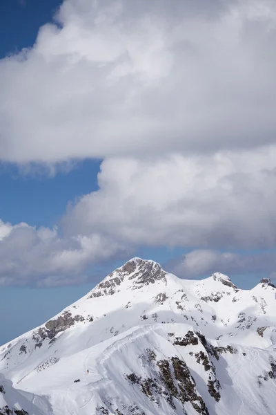 Nuvoloso paesaggio montano di Krasnaya Polyana, Russia — Foto Stock