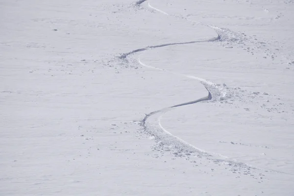 Faixas em uma encosta de montanha, freeride em neve profunda — Fotografia de Stock