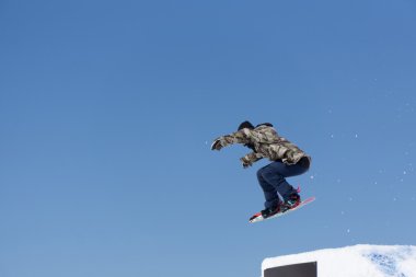 Snowboard atlar kar Park