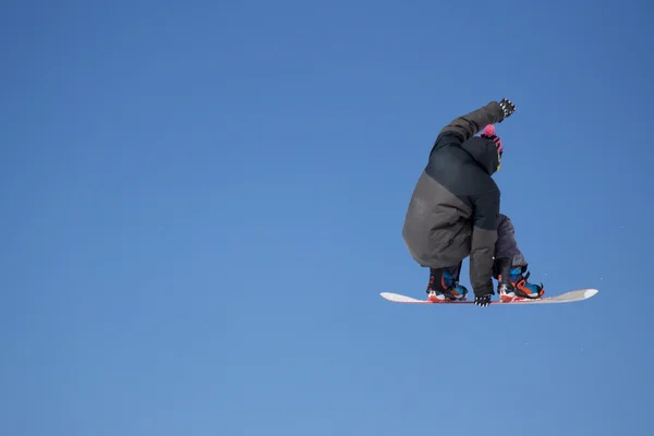 Snowboarder saute dans Snow Park — Photo