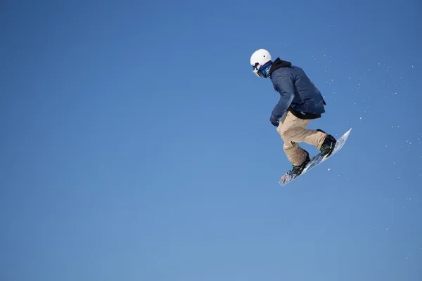 Snowboardista skoky ve Snowparku — Stock fotografie