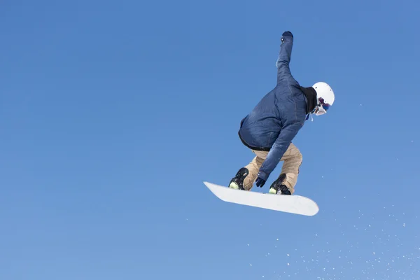 Snowboarder springt in Snowpark — Stockfoto