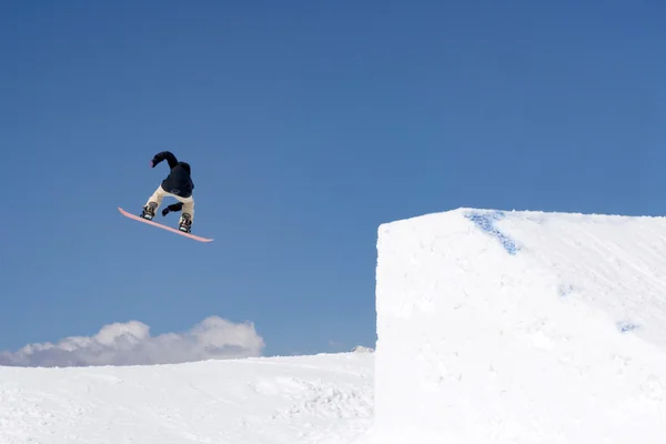 Snowboarder salta en Snow Park —  Fotos de Stock