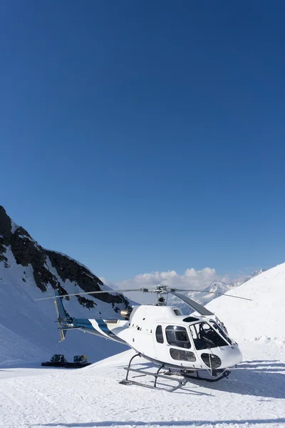 Witte rescue helikopter geparkeerd in de bergen — Stockfoto