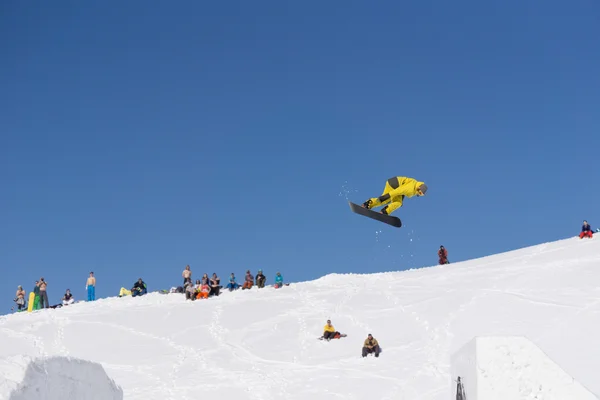 Snowboarder salta in Snow Park — Foto Stock