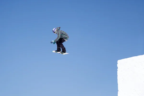 Snowboard atlar kar Park — Stok fotoğraf