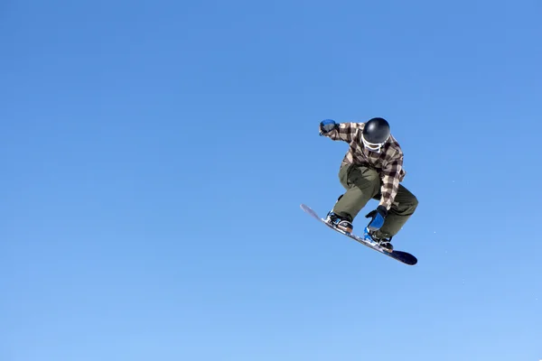 스노우 파크의 snowboarder 점프 — 스톡 사진