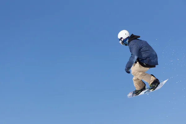 Snowboarder springt im Snowpark — Stockfoto