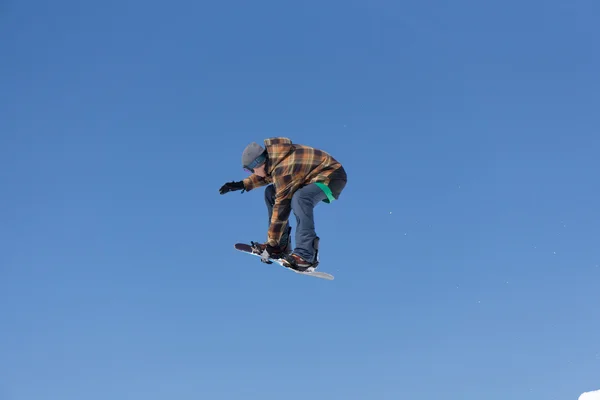 Snowboarder ugrik a Snow Park — Stock Fotó
