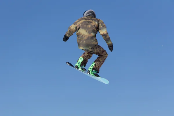 Сноубордист стрибає в сніговий парк — стокове фото