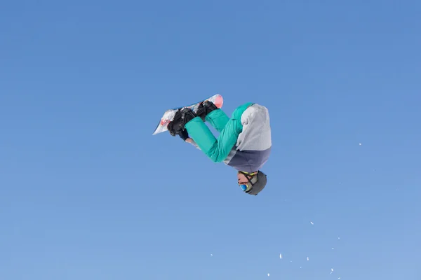 Snowboarder salta en Snow Park — Foto de Stock