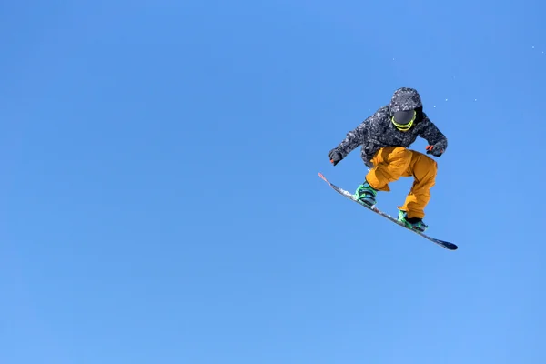 Snowboarder salta em Snow Park — Fotografia de Stock