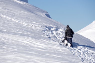 Karlı bir dağ tırmanma snowboard